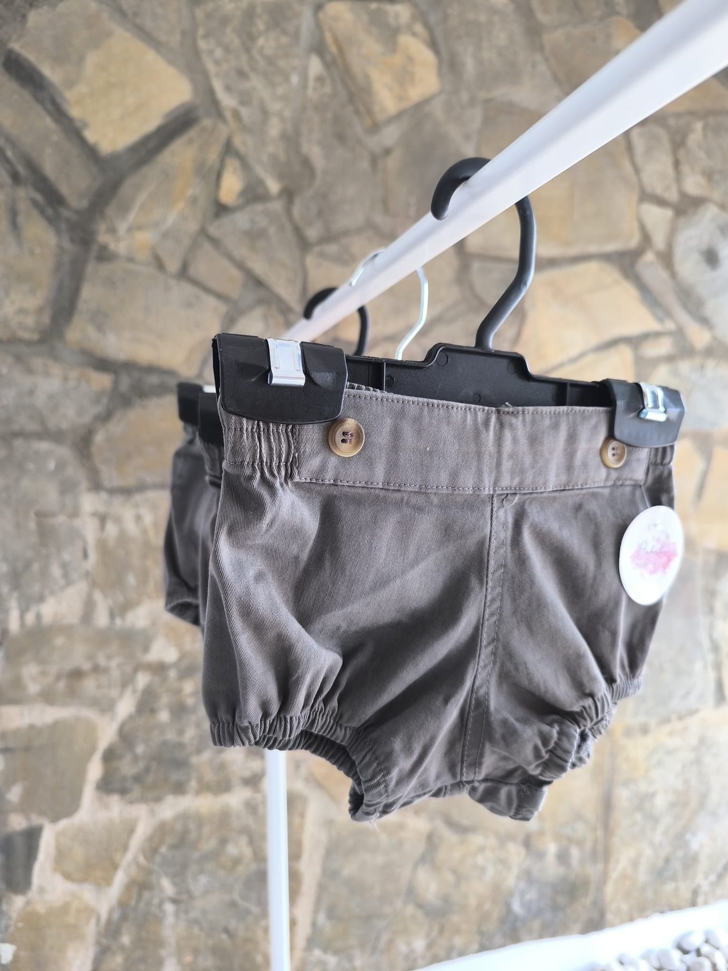 Ranita de bebé gris marengo unisex con elástico suave y botones decorativos