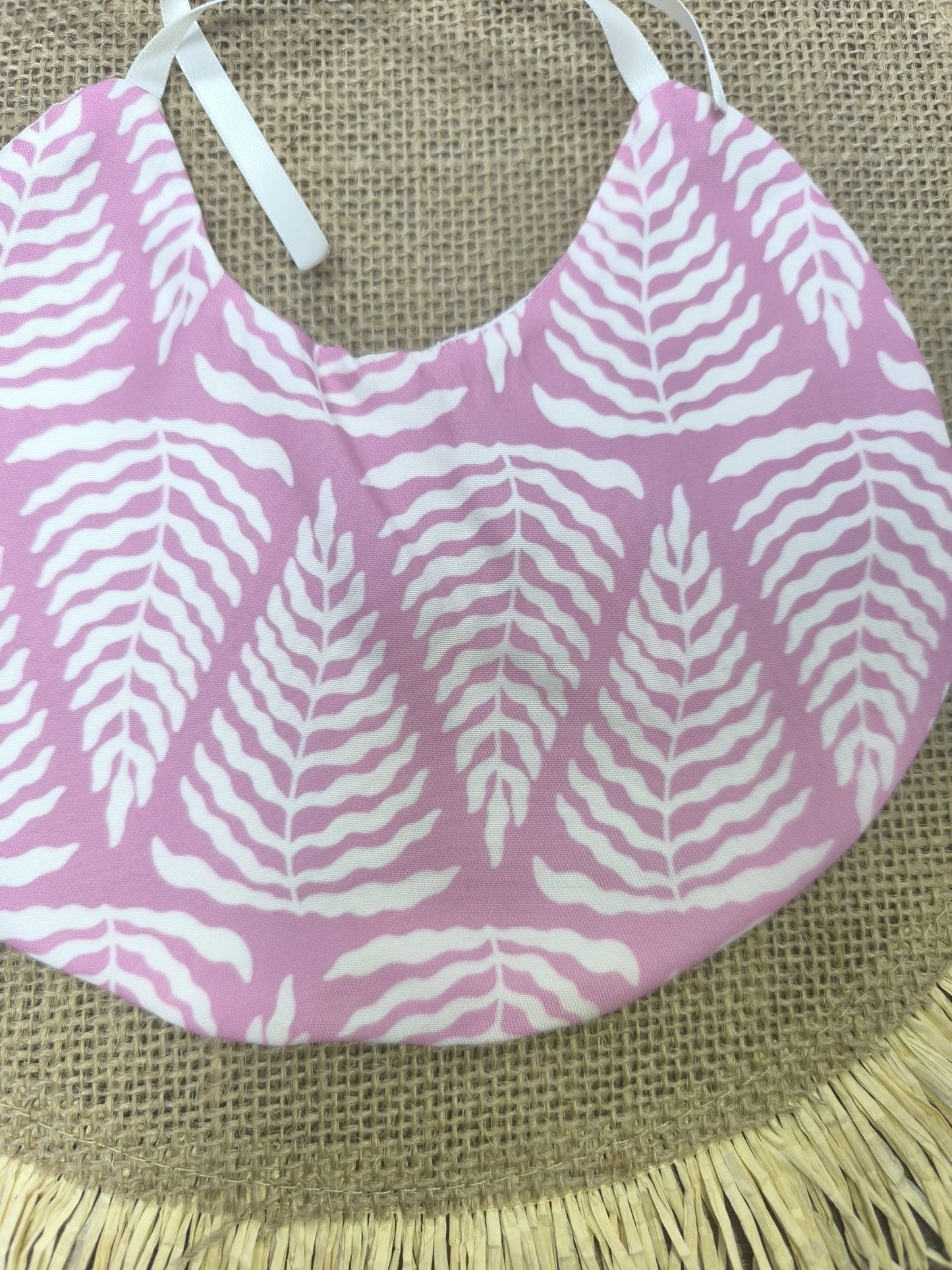 Babero de tela rosa con estampado étnico – moderno, suave y hecho a mano