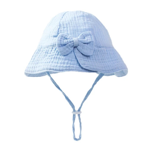 Gorro de bebé de muselina celeste con lazo – suave, transpirable y perfecto para el verano