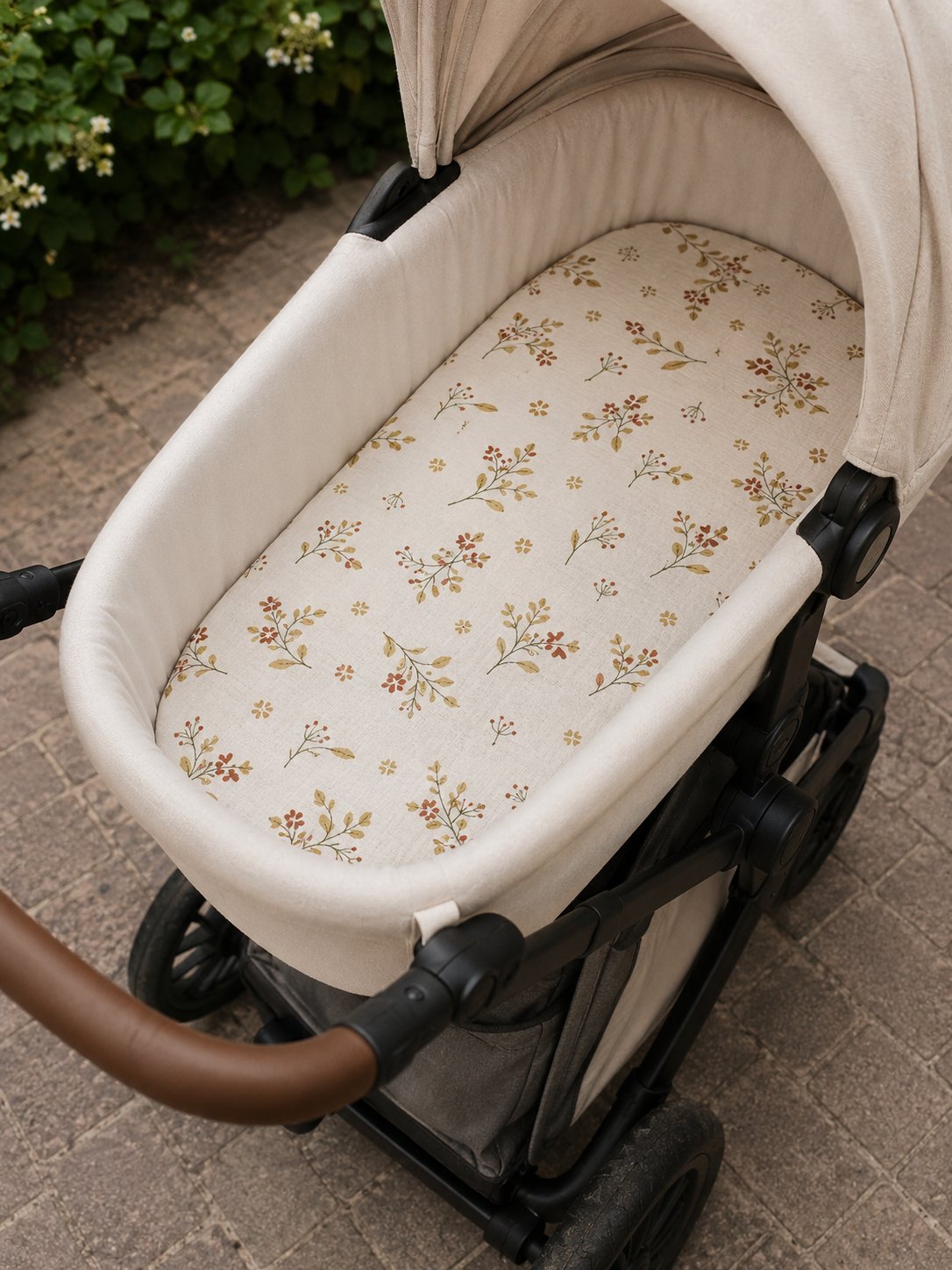Sábana Bajera para Capazo 40x80 cm de Bambula de Algodón – Estampado Floral marrón con fondo Color Crud