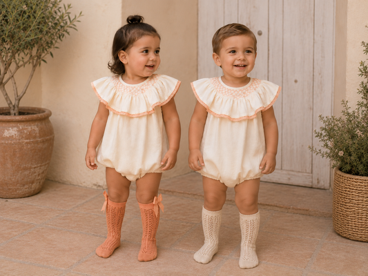 Pelele Blanco para Bebé con Maxi Cuello de Puntilla y Detalle Mandarina