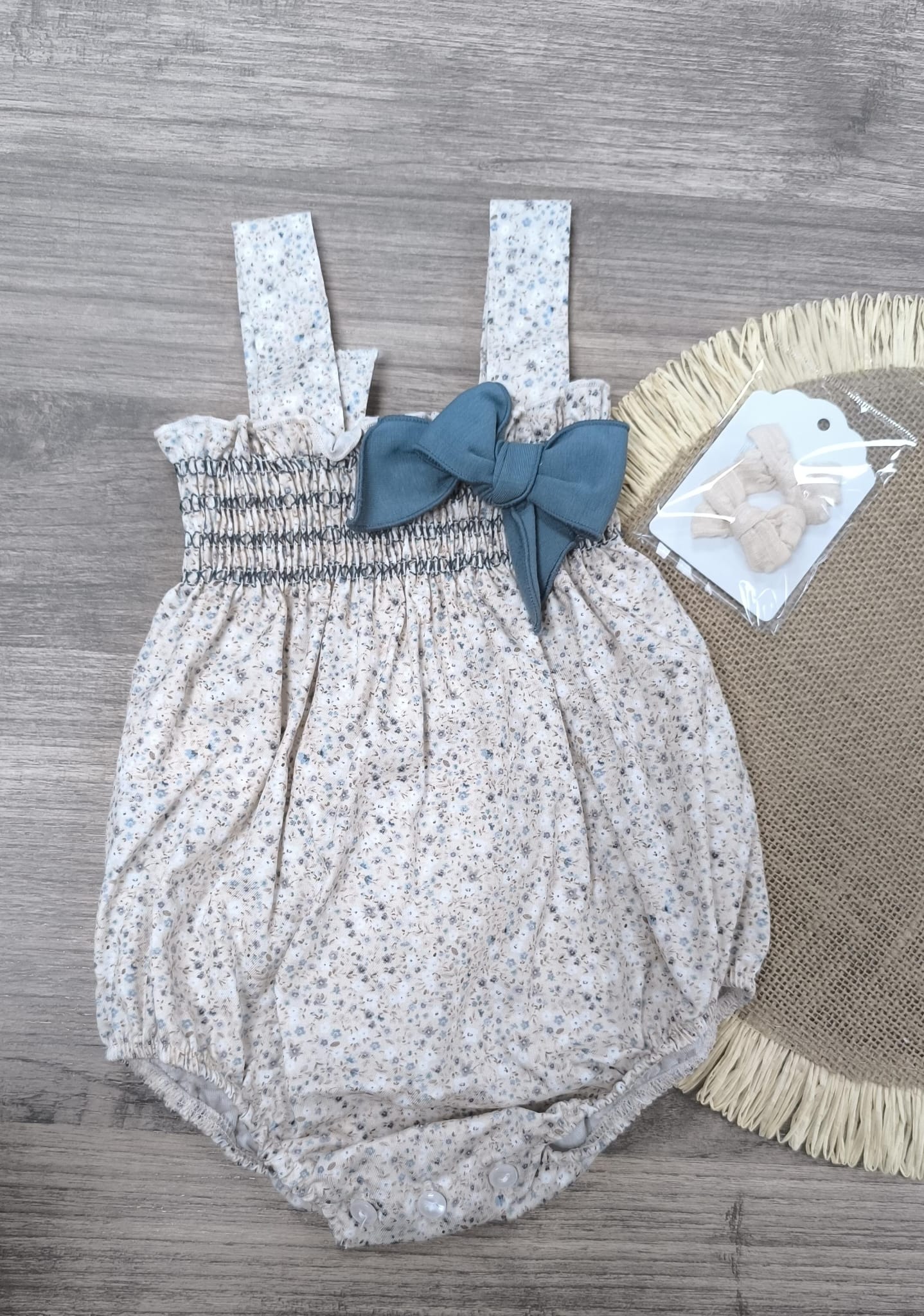 Peto Bebé Estampado Flores  – Color Crudo con Azul Petróleo