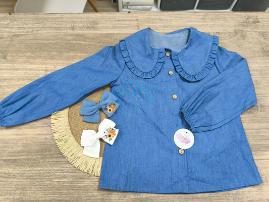 Blusa de niña azul denim con cuello volante y botones de madera (Tallas 4-14 años)