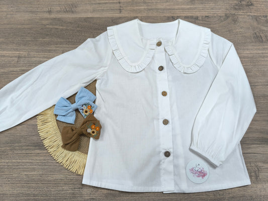 Blusa de niña blanca con cuello volante y botones de madera (Tallas 4-14 años)
