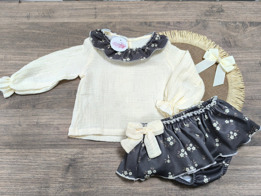 Conjunto de bebé blusa beige y braga flores gris | Colección infantil