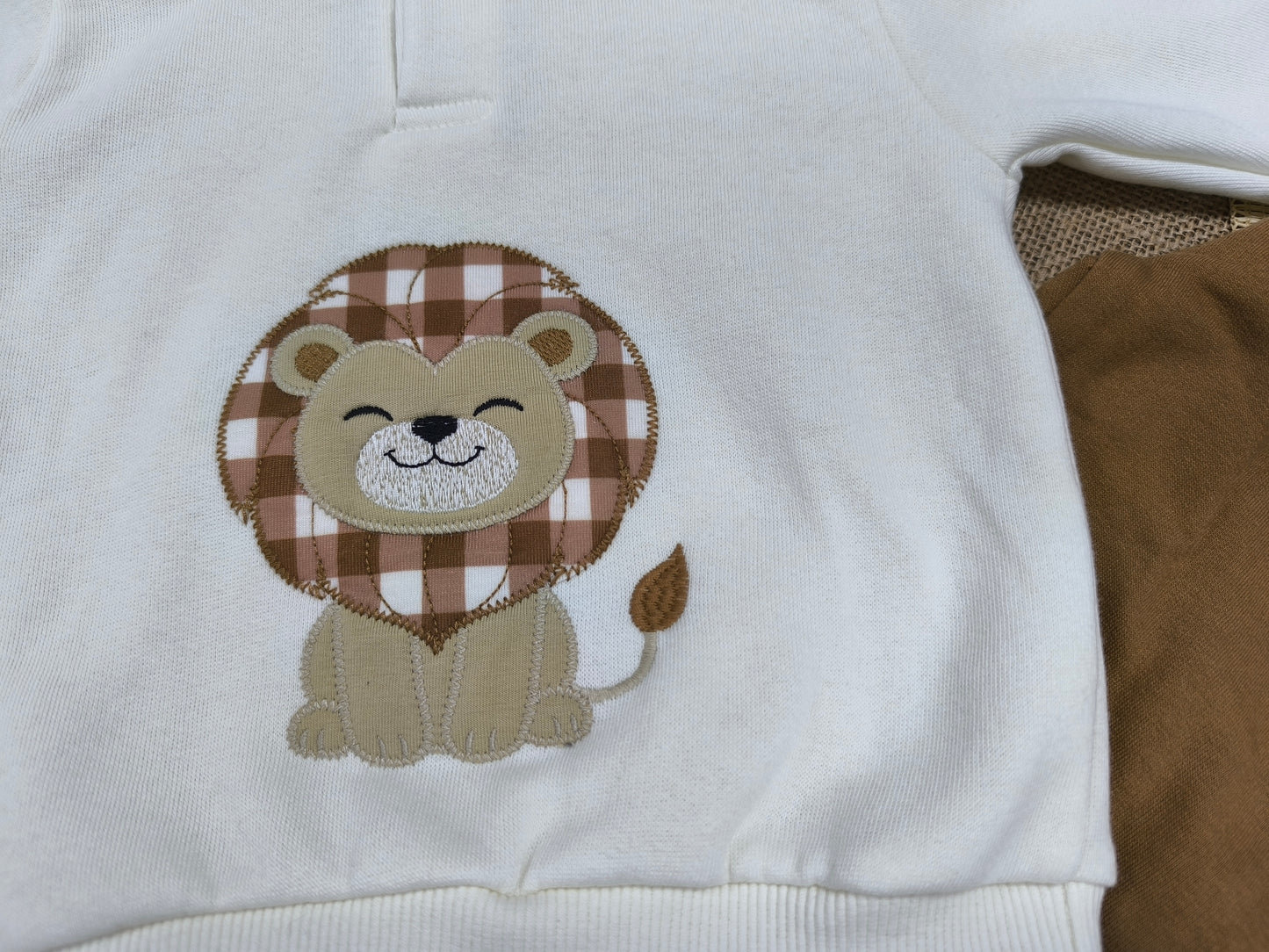 Chándal de bebé león | Sudadera blanca con león bordado y pantalón largo marrón (12-48 meses)