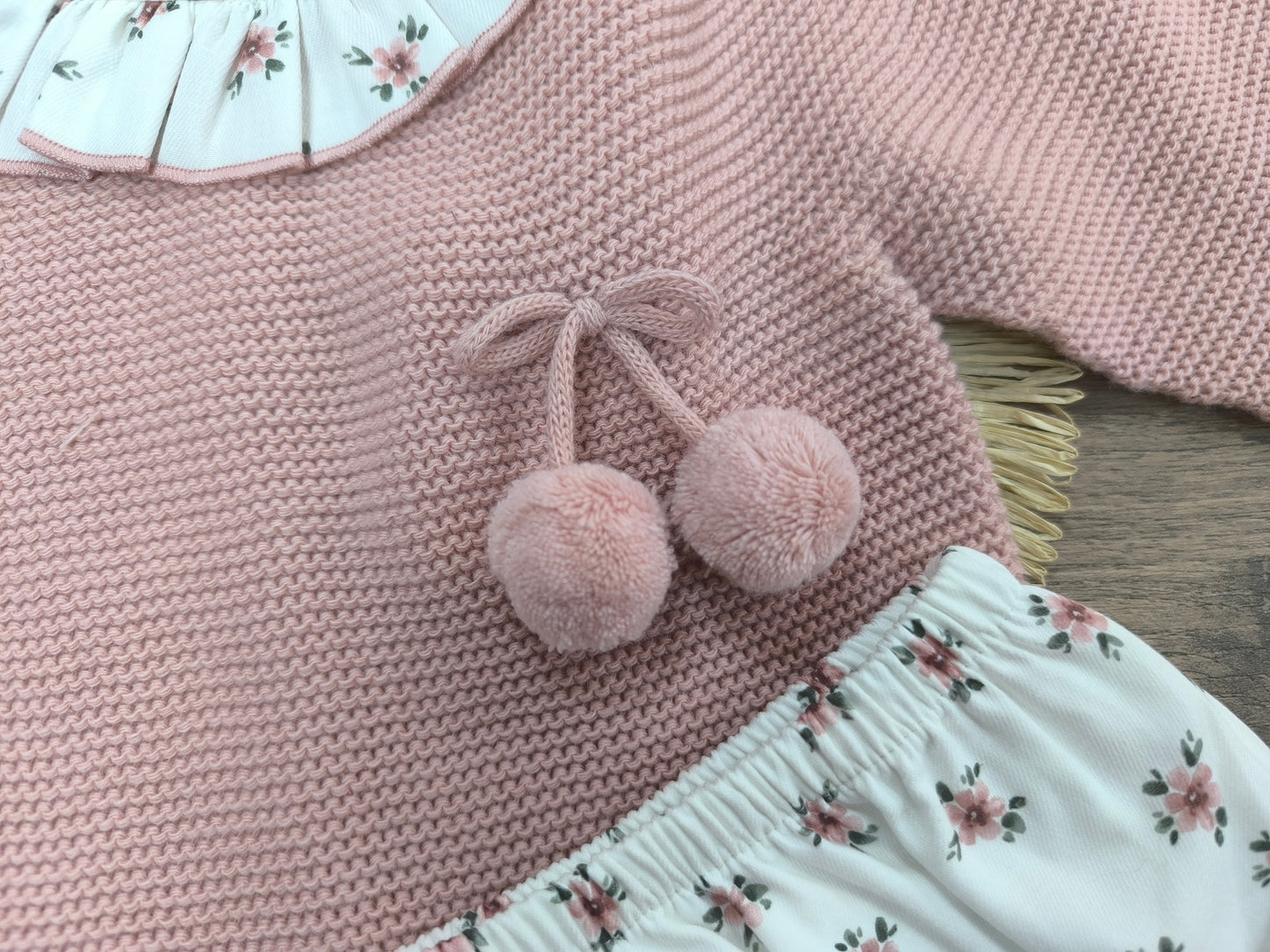 Conjunto de bebé Tony Bambino de tres piezas en lana rosa con capota y detalles florales (tallas 6-24 meses)