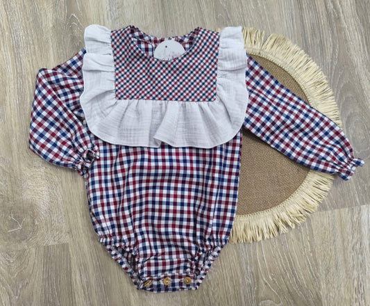 Pelele Tarta de Fresa con baberola de bábula – Vichy en tono azul, rojo y blanco – 100% algodón