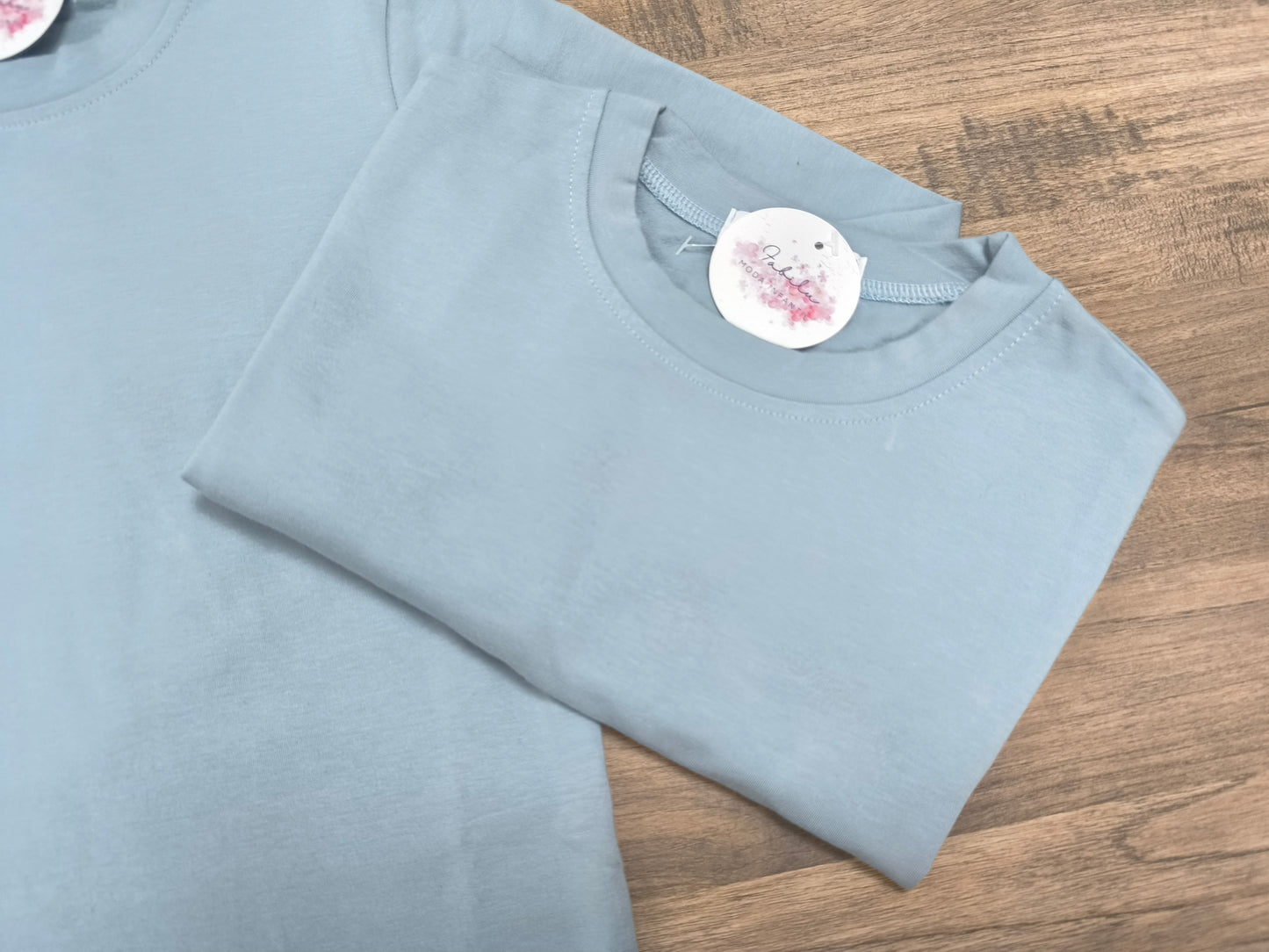 Camiseta básica unisex con cuello redondo – Color celestón