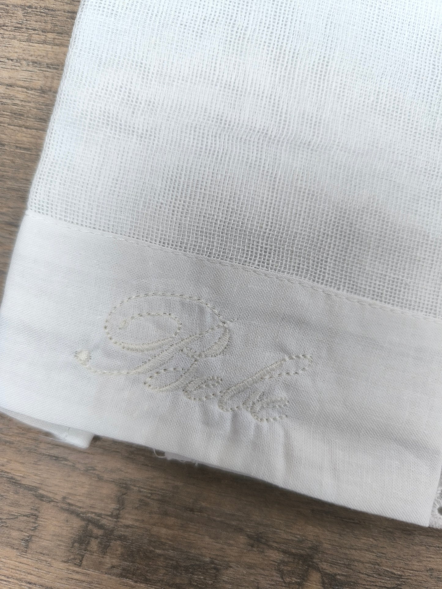 Pack de 2 Gasas de Bebé Blancas Bordadas – 100% Algodón | Duffy Baby