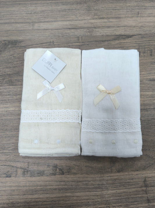 Pack de 2 Gasas de Bebé – Crudo y Blanco con Lazo y Bordado | Duffy Baby