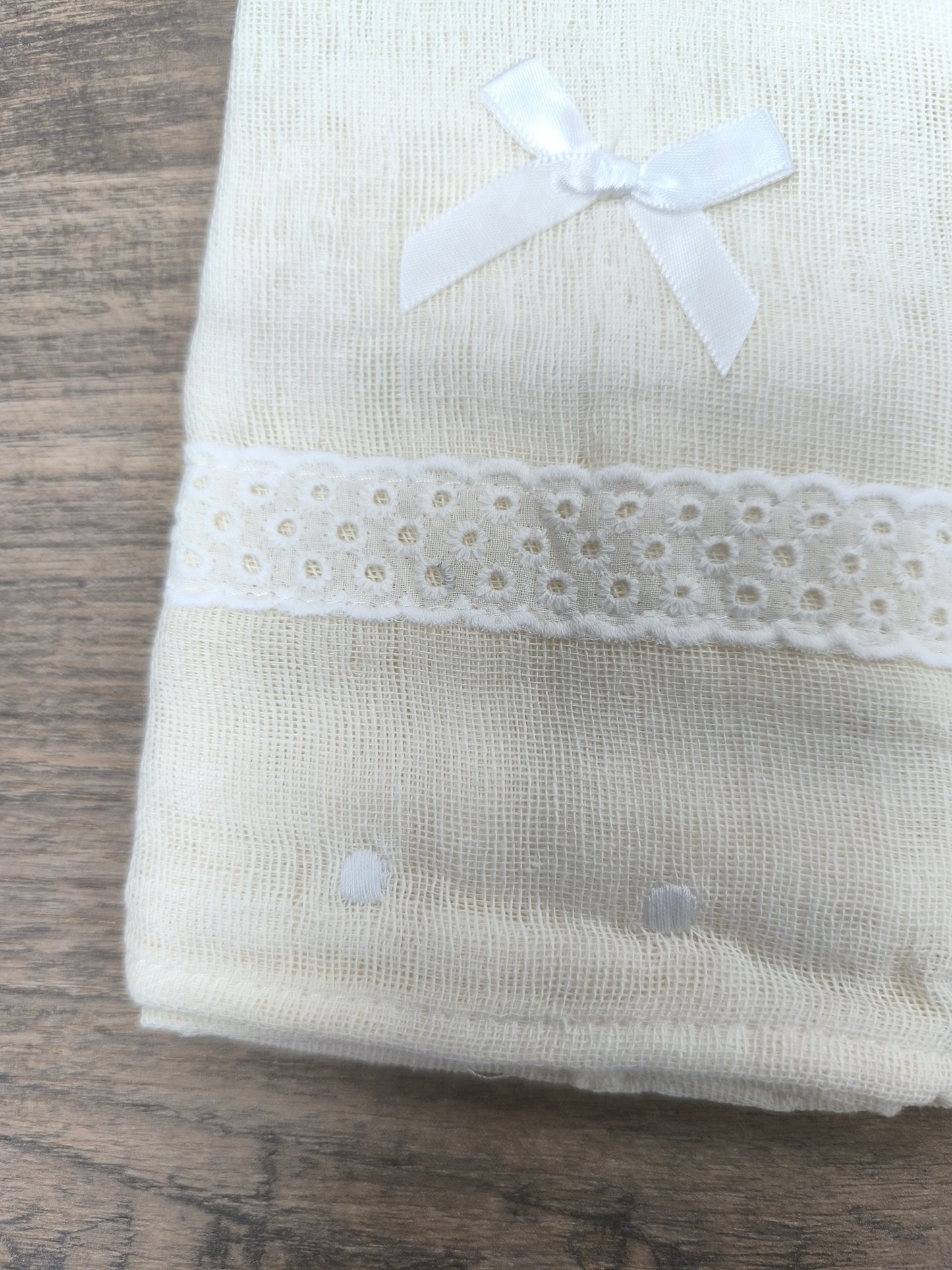 Pack de 2 Gasas de Bebé – Crudo y Blanco con Lazo y Bordado | Duffy Baby
