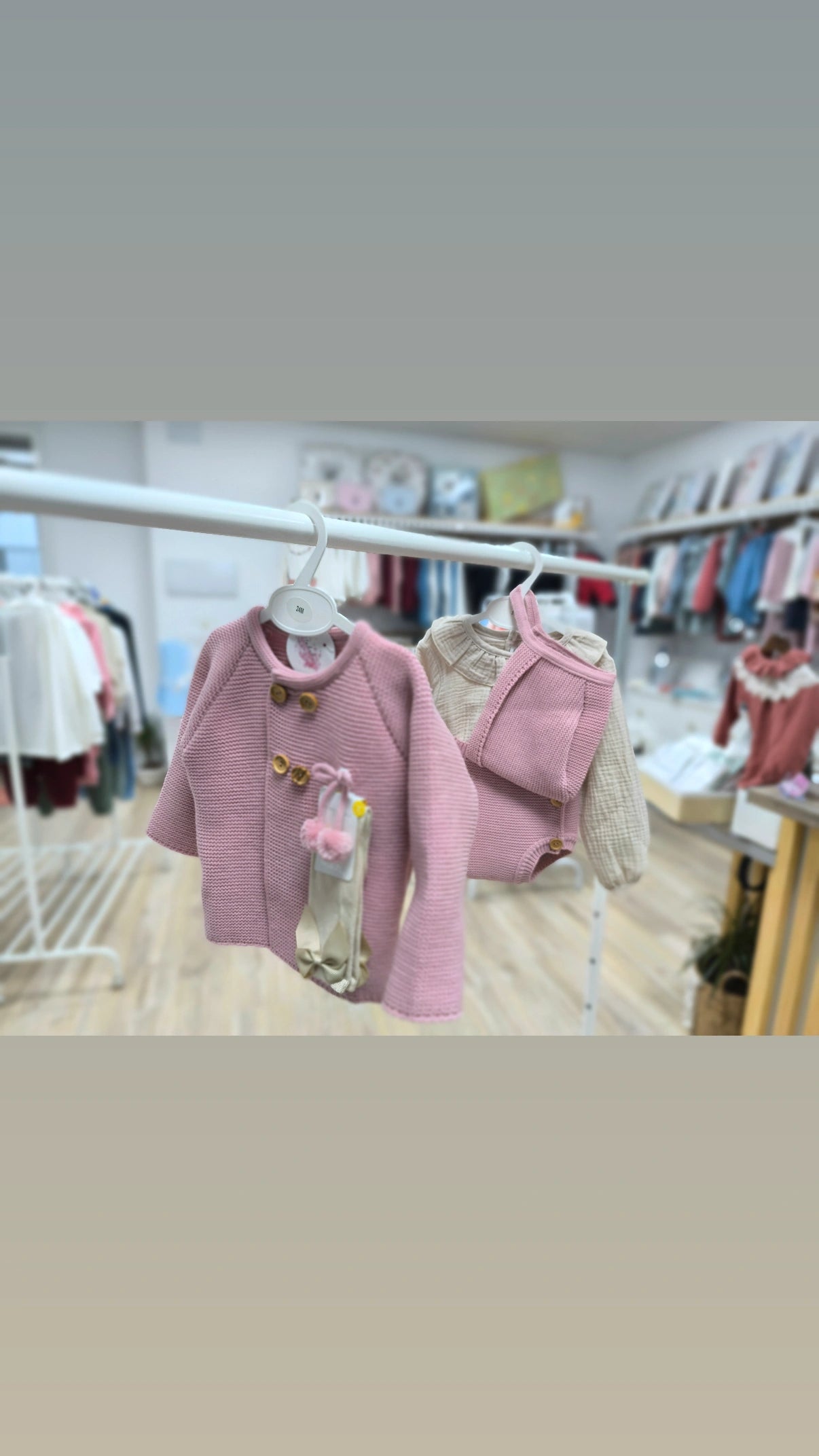 Conjunto de lana de 3 Piezas en Rosa Maquillaje – Rebeca, Ranita y Capota