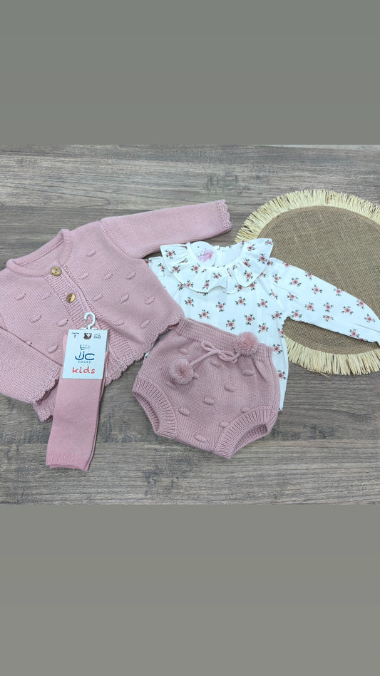 Conjunto bebé 3 piezas rosa: rebeca de lana con botones de madera, braga con pompones y camisa floral
