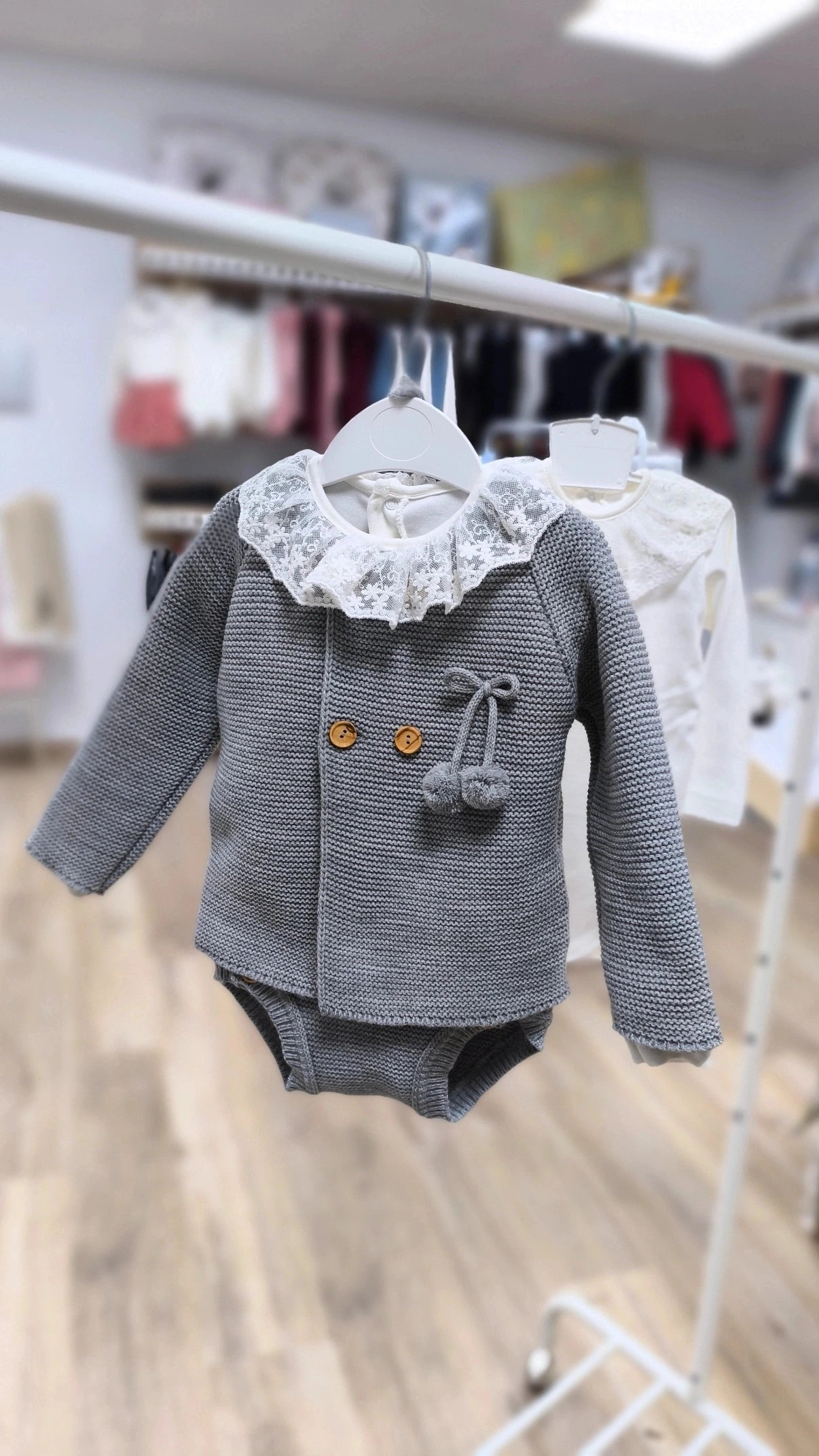 Conjunto de lana de 3 Piezas en color Gris – Rebeca, Ranita y Capota