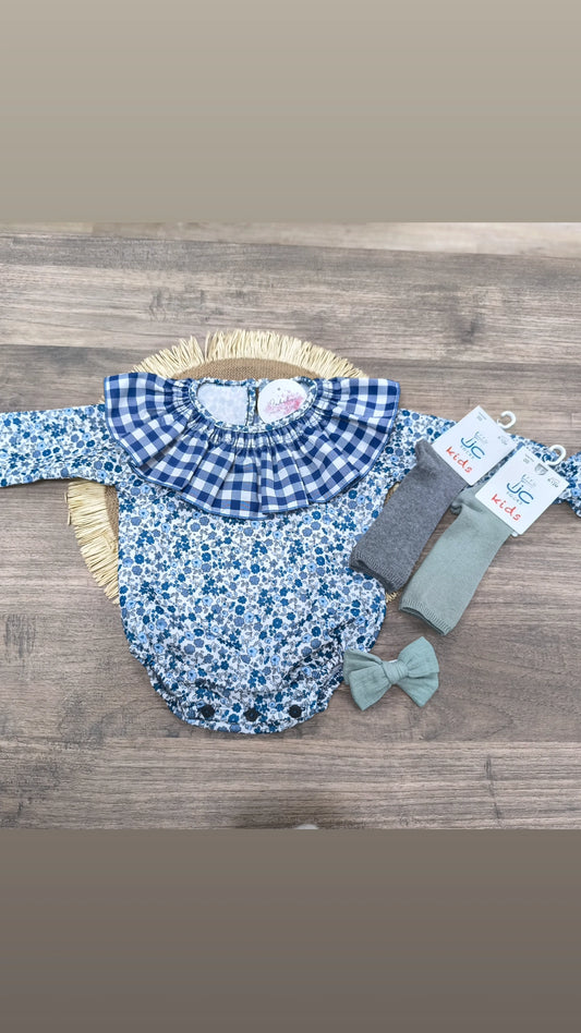 Pelele azul de flores con cuello volante vichy