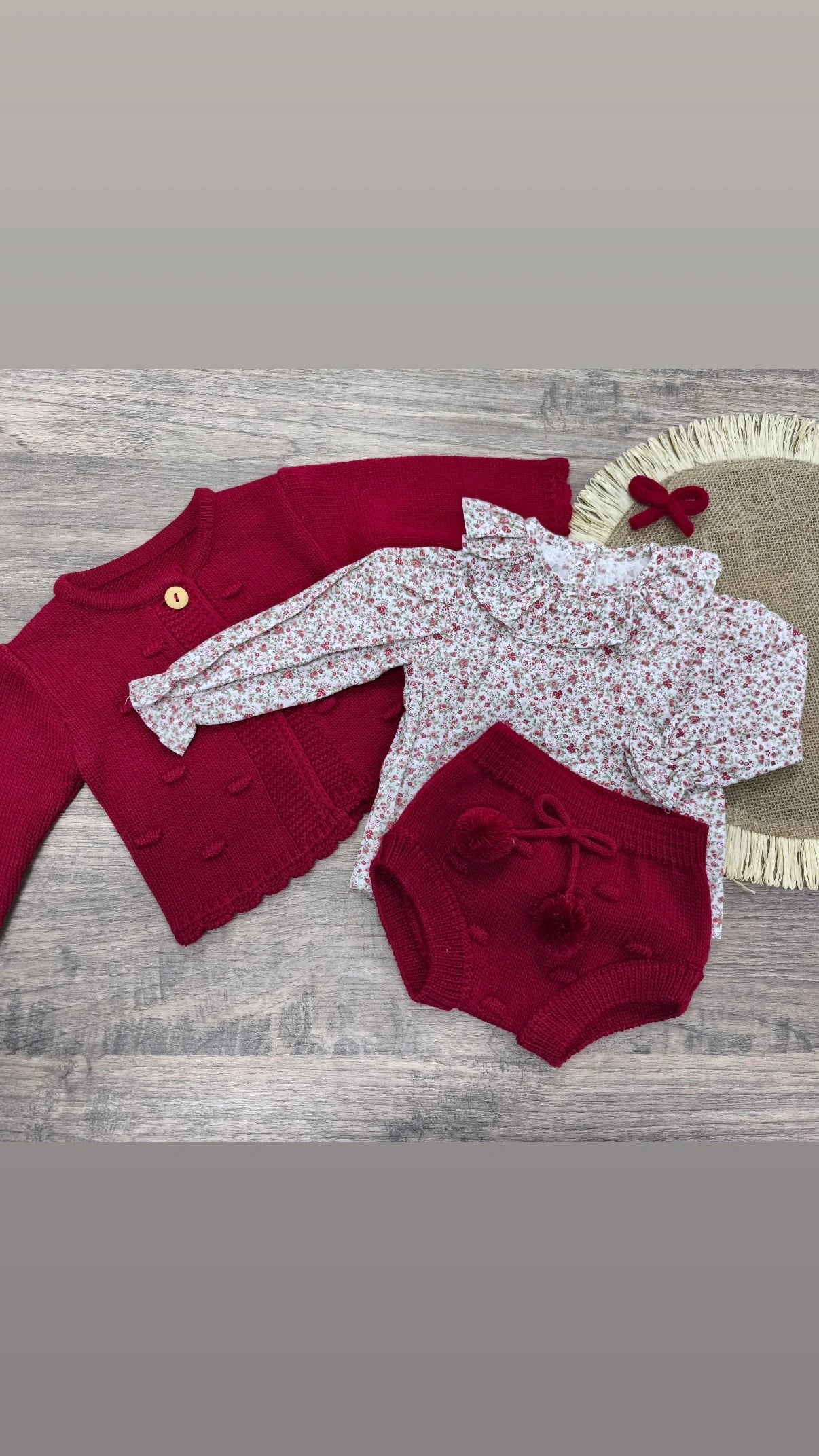 Conjunto bebé 3 piezas burdeos: rebeca de lana, braga con pompones y camisa floral