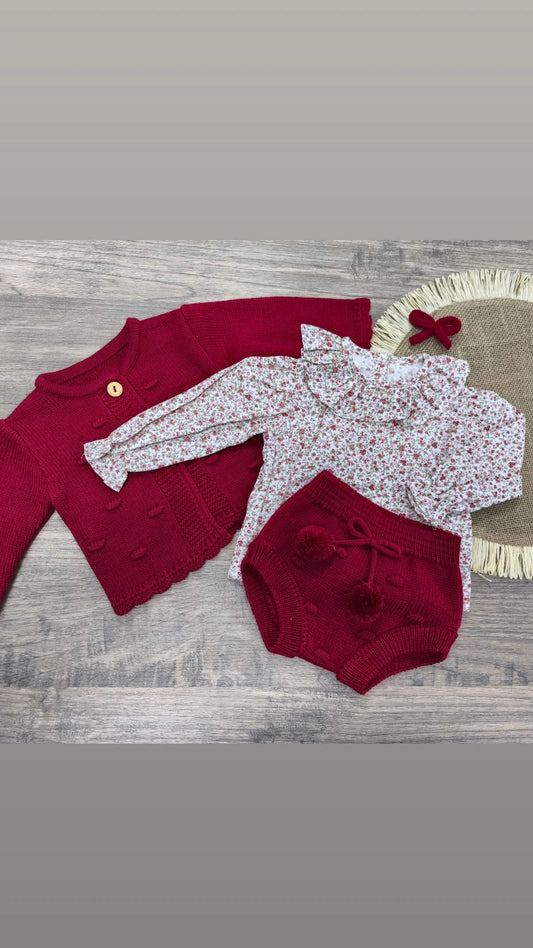 Conjunto bebé 3 piezas burdeos: rebeca de lana, braga con pompones y camisa floral