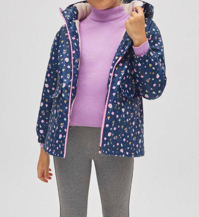 Chubasquero infantil con interior afelpado y estampado otoñal.