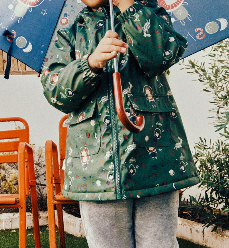Chubasquero infantil con forro interior polar afelpado y estampado galáctico.