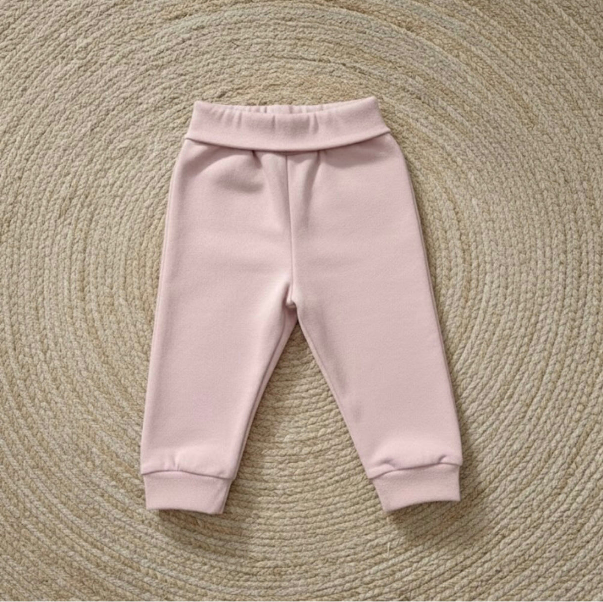 Pantalón de chándal básico de algodón para bebé en color Rosa Nude