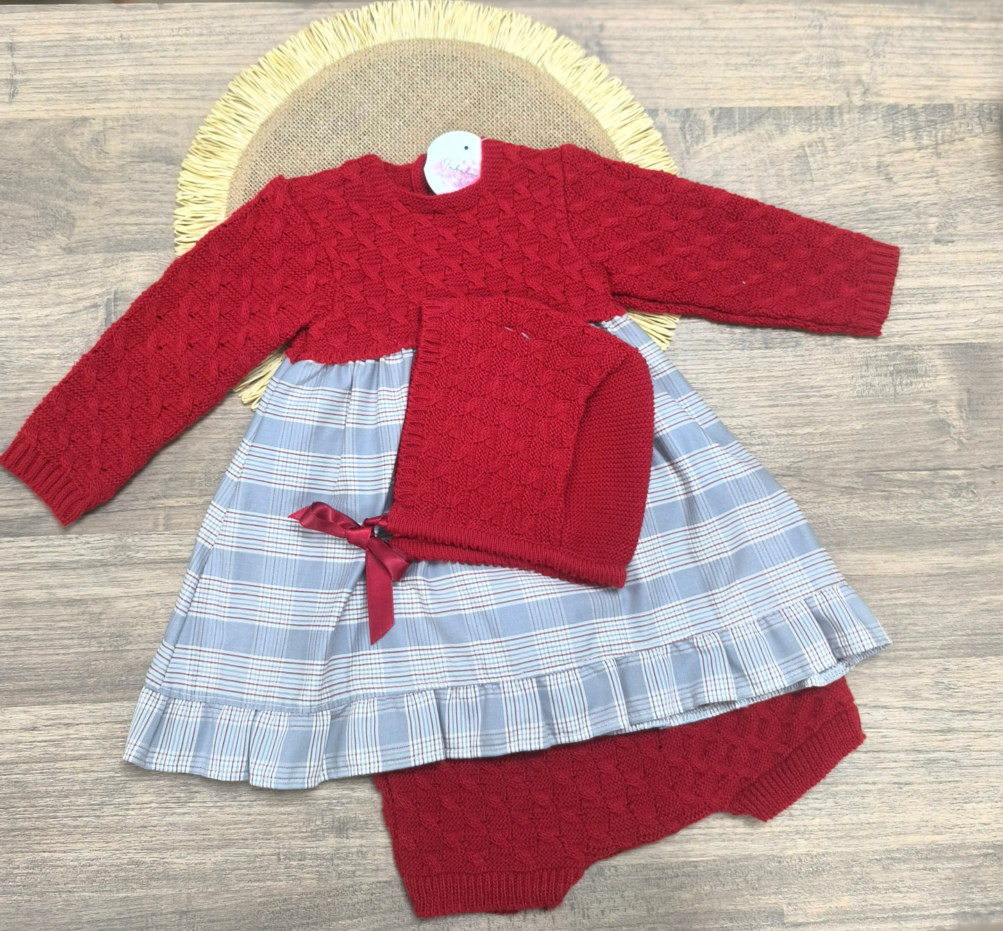 Jesusito rojo con estampado vichy, con cubrepañal y capota a juego
