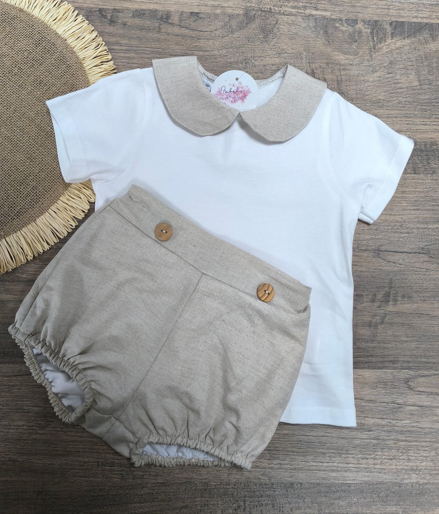 Conjunto Bebé Niño Dos Piezas – Camiseta cuello bebé Blanca y Pololo Lino Camel Claro