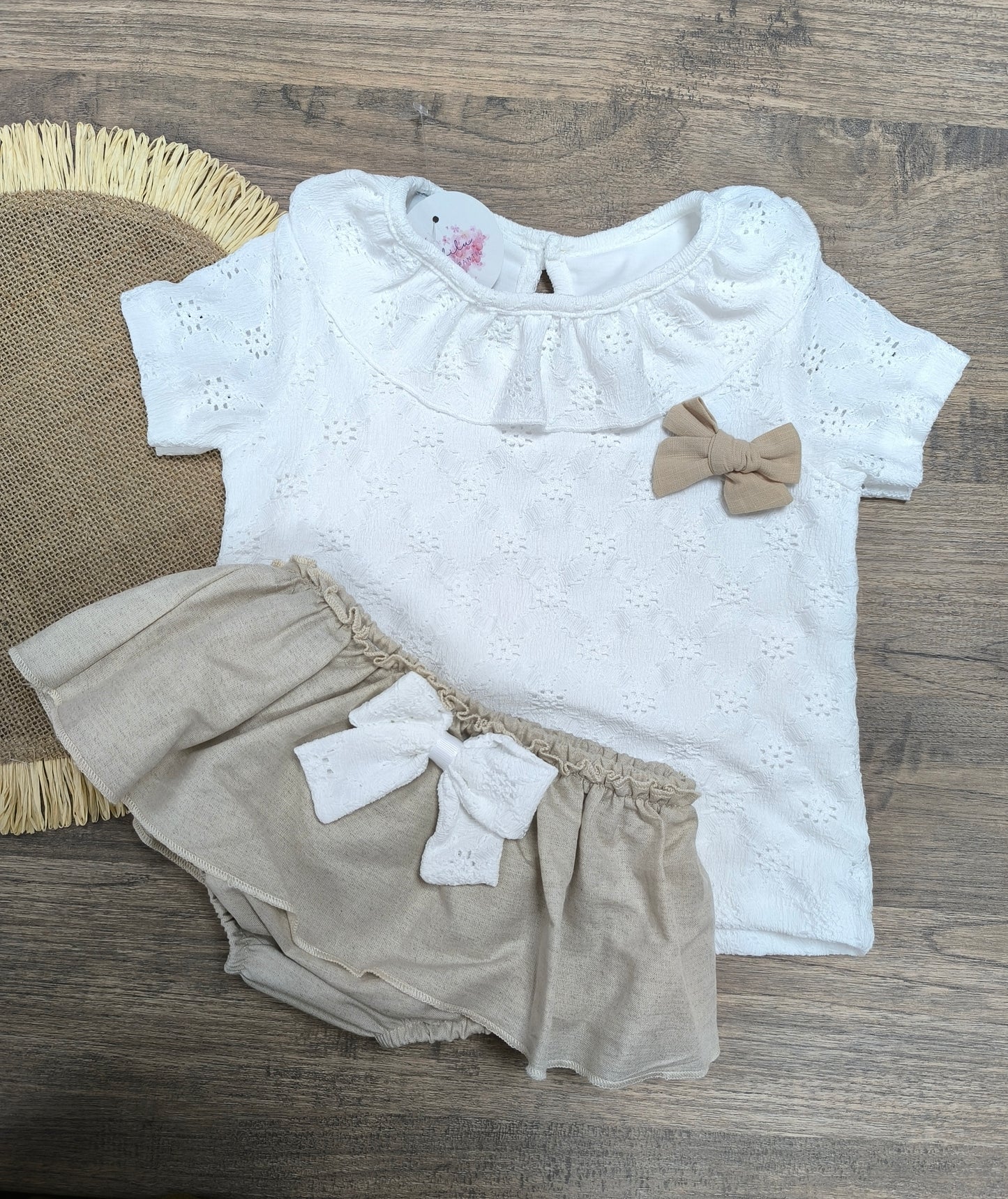 Conjunto Bebé Niña Dos Piezas – Camiseta Blanca con Volante y Braga-falda Lino Camel Claro