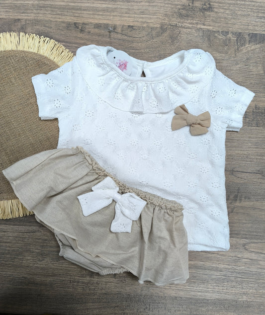 Conjunto Bebé Niña Dos Piezas – Camiseta Blanca con Volante y Braga-falda Lino Camel Claro