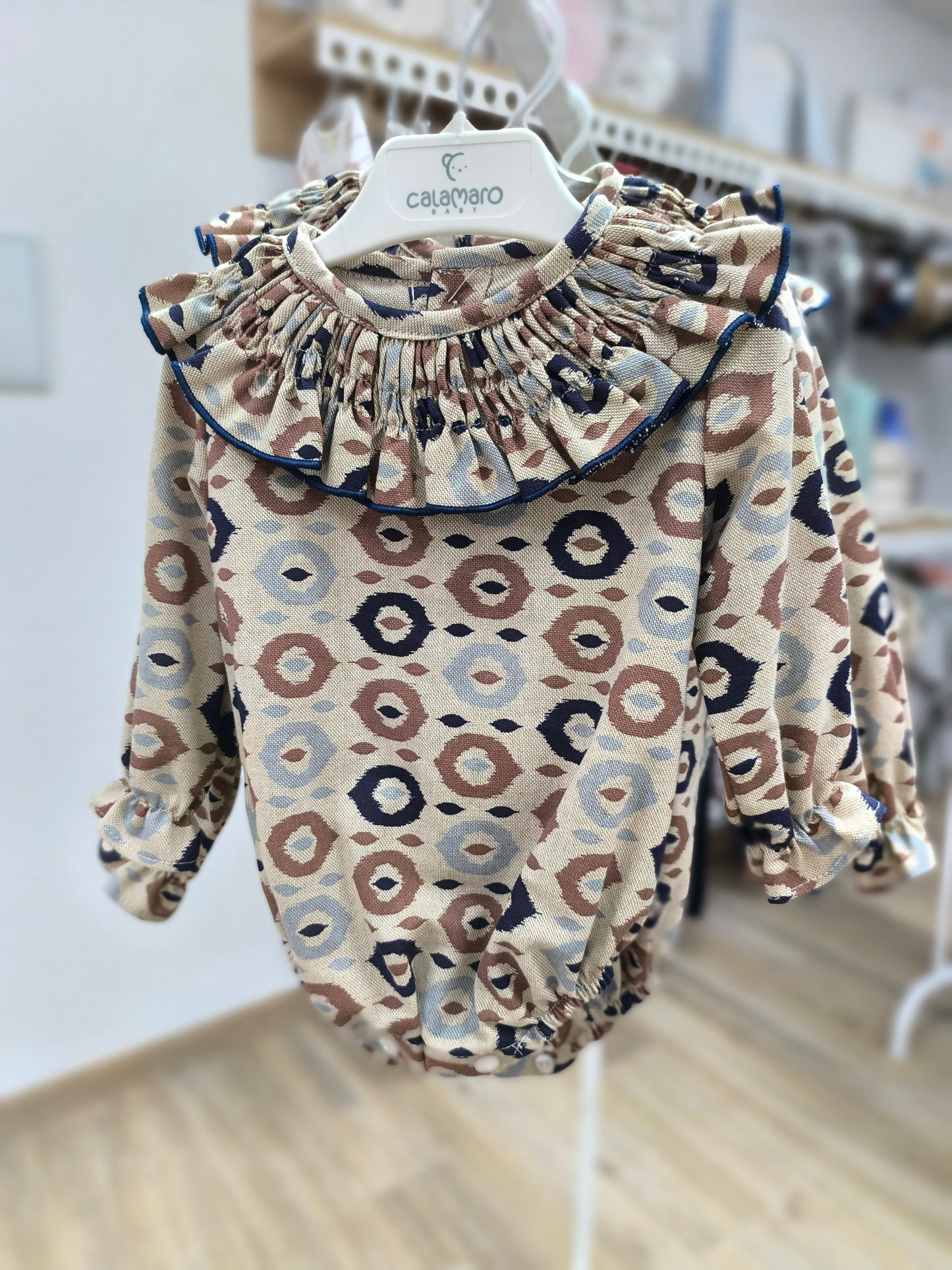 Pelele étnico para bebé marrón con detalles en azul y celeste – cómodo, elegante y práctico