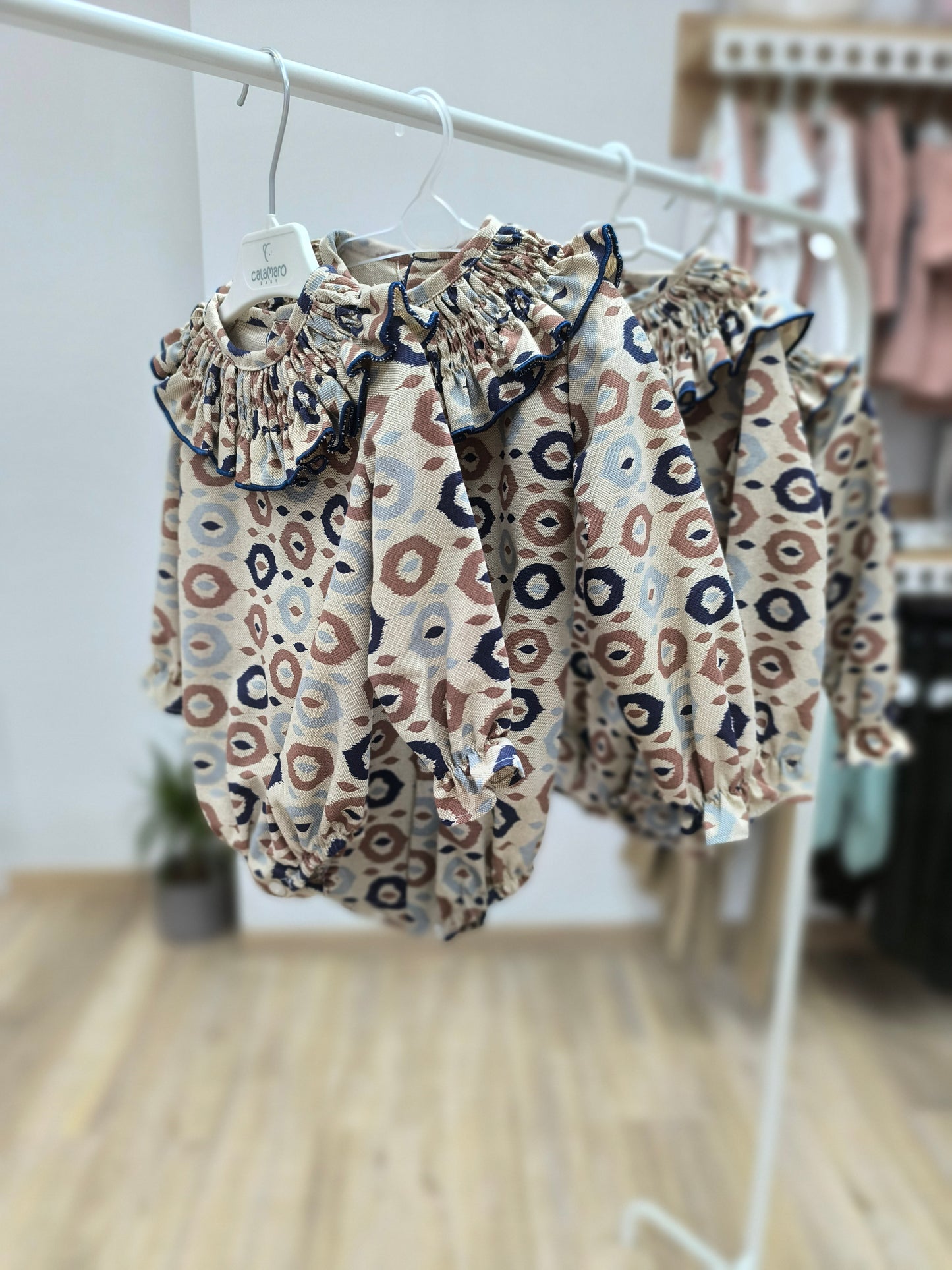 Pelele étnico para bebé marrón con detalles en azul y celeste – cómodo, elegante y práctico