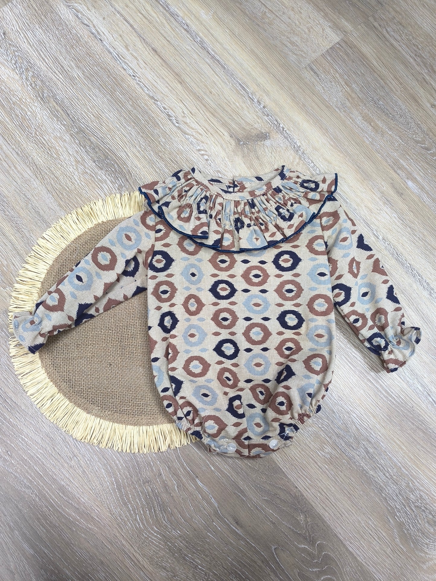 Pelele étnico para bebé marrón con detalles en azul y celeste – cómodo, elegante y práctico