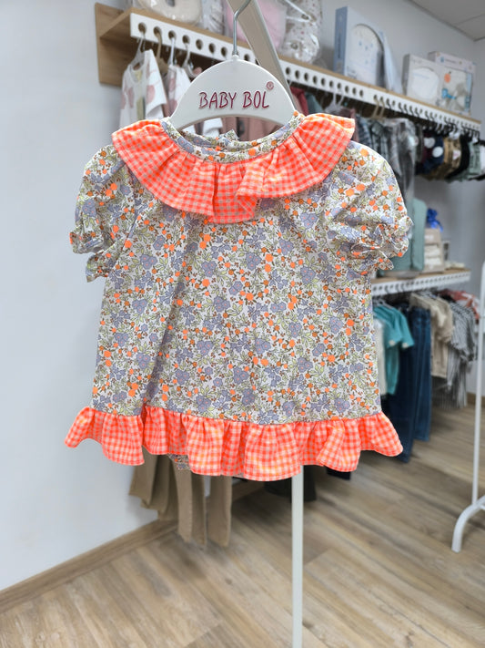 Jesusito para niña color naranja flúor con estampado de flores y cubrepañal
