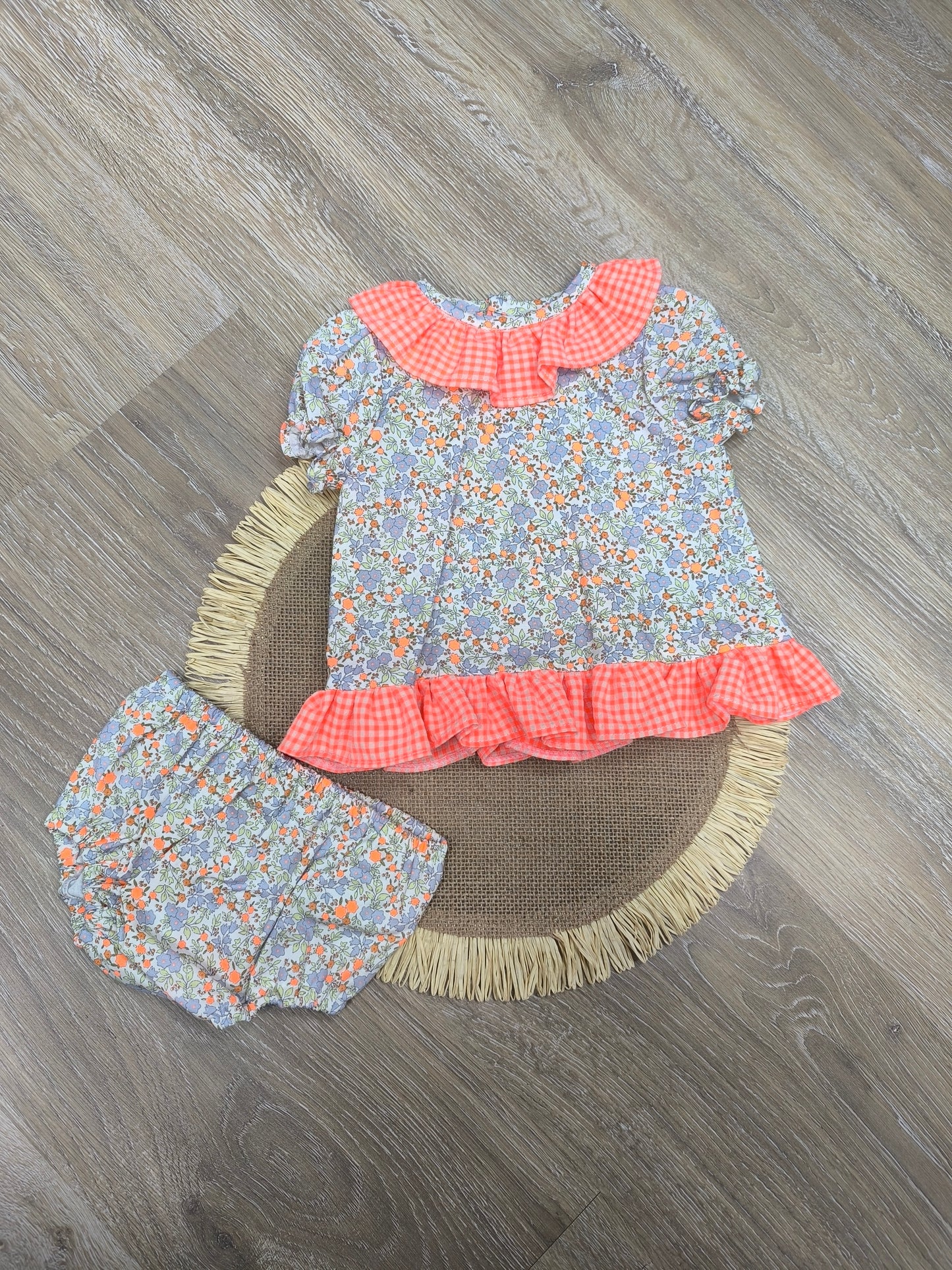 Jesusito para niña color naranja flúor con estampado de flores y cubrepañal