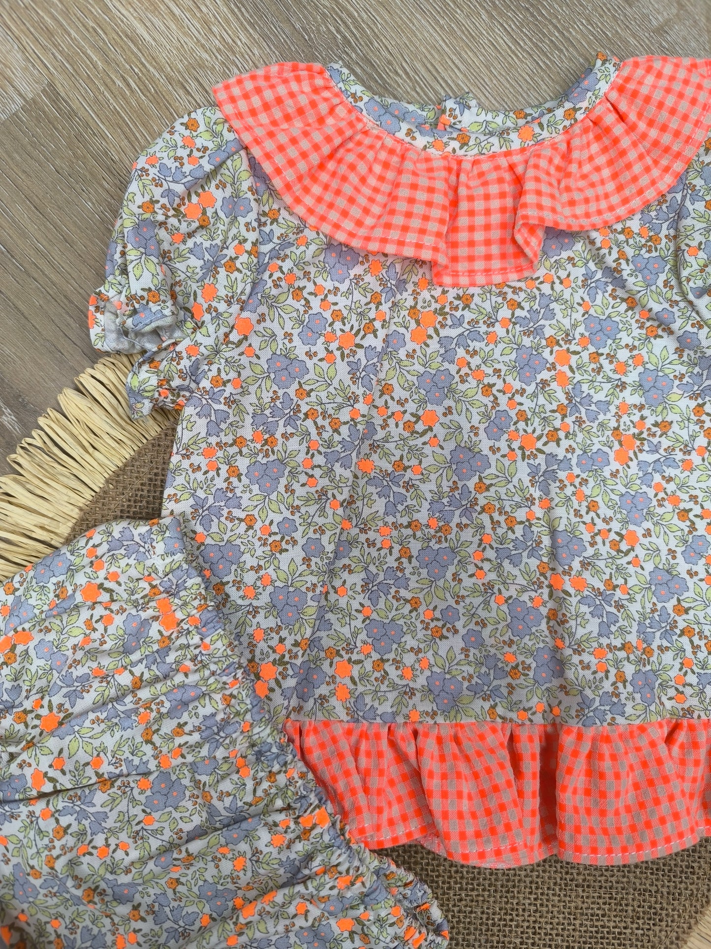 Jesusito para niña color naranja flúor con estampado de flores y cubrepañal
