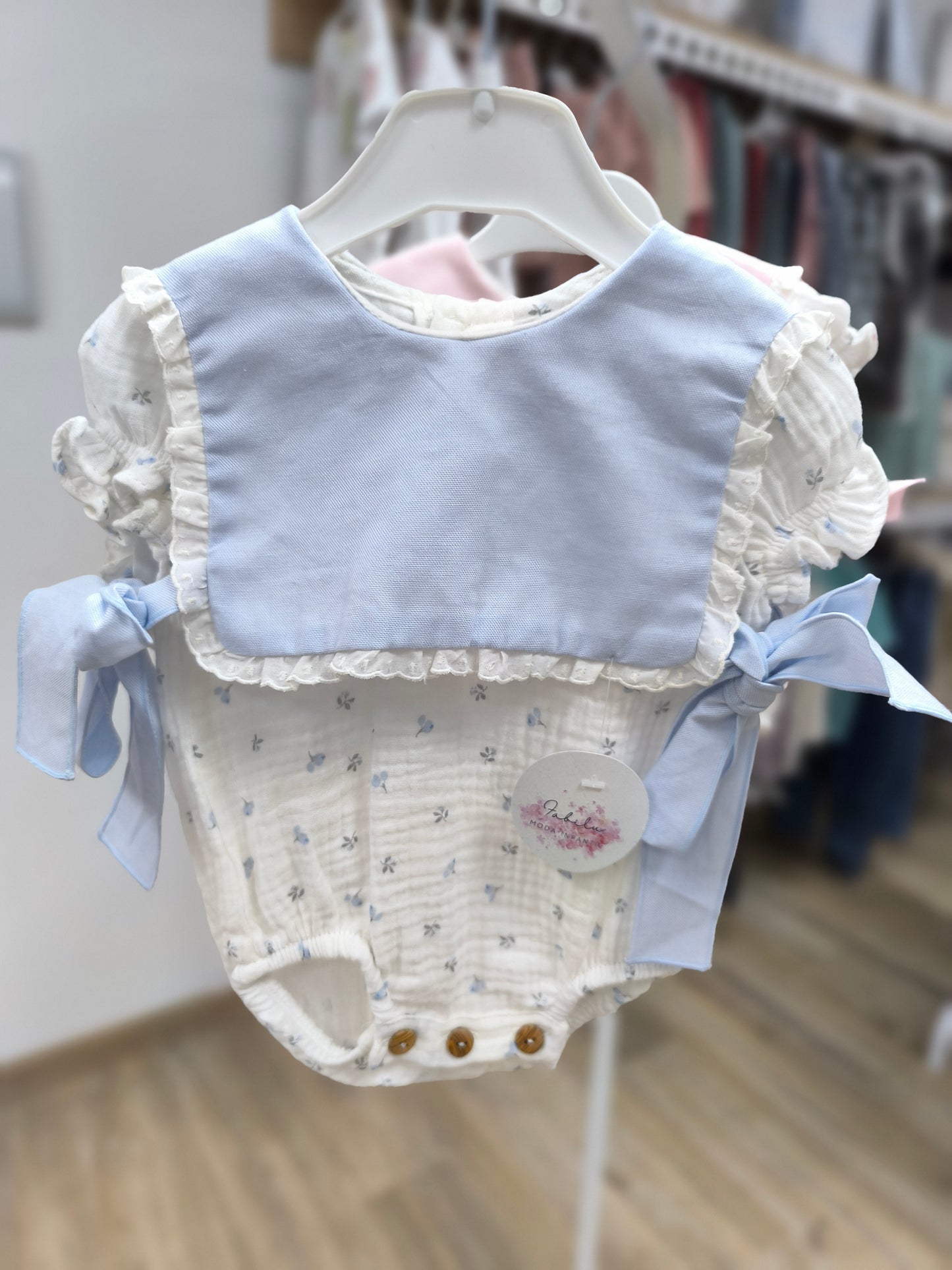 Pelele para Bebé con Baberola  | Diseño en Azul y Rosa con Botones de Madera