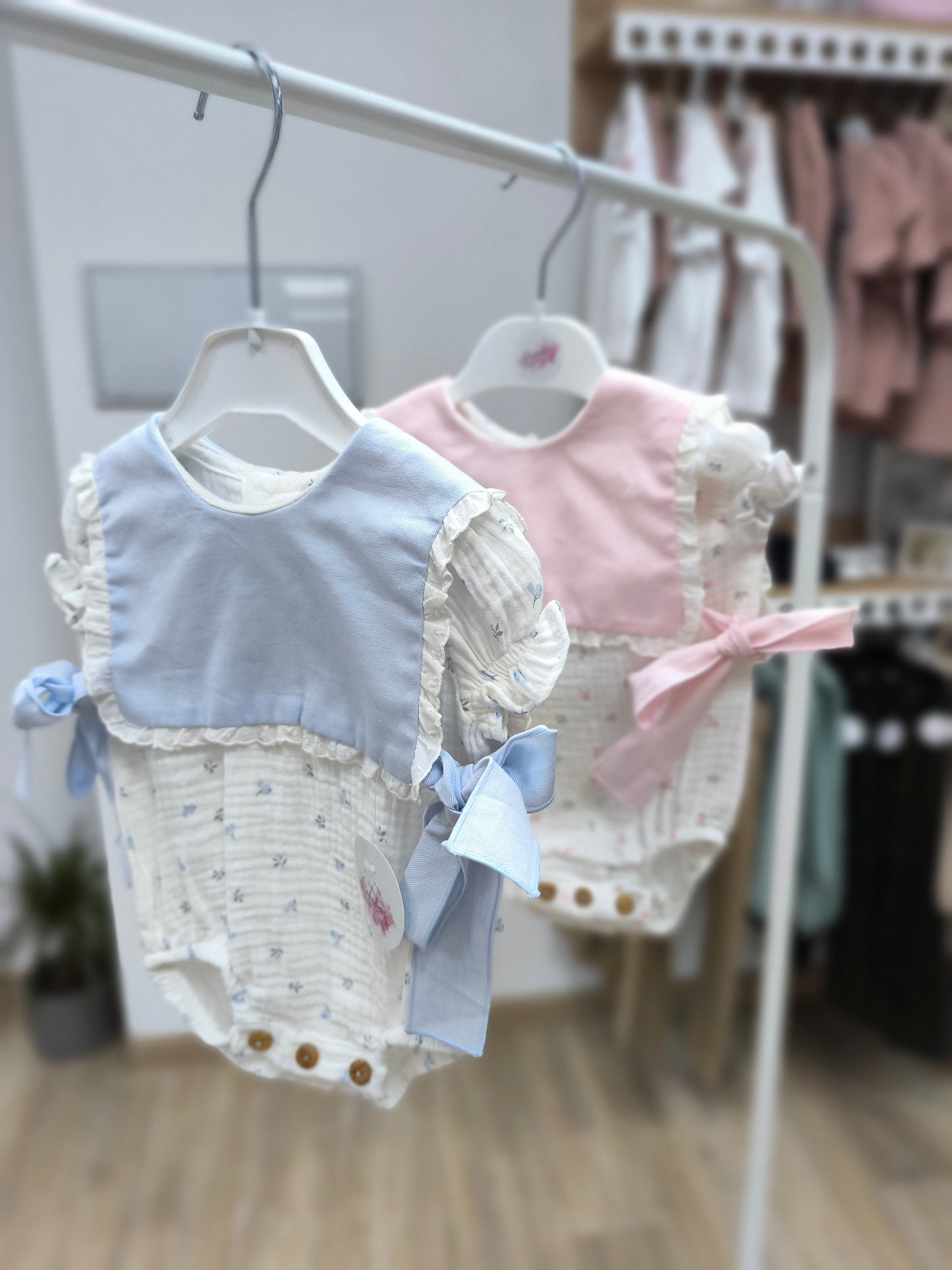 Pelele para Bebé con Baberola  | Diseño en Azul y Rosa con Botones de Madera