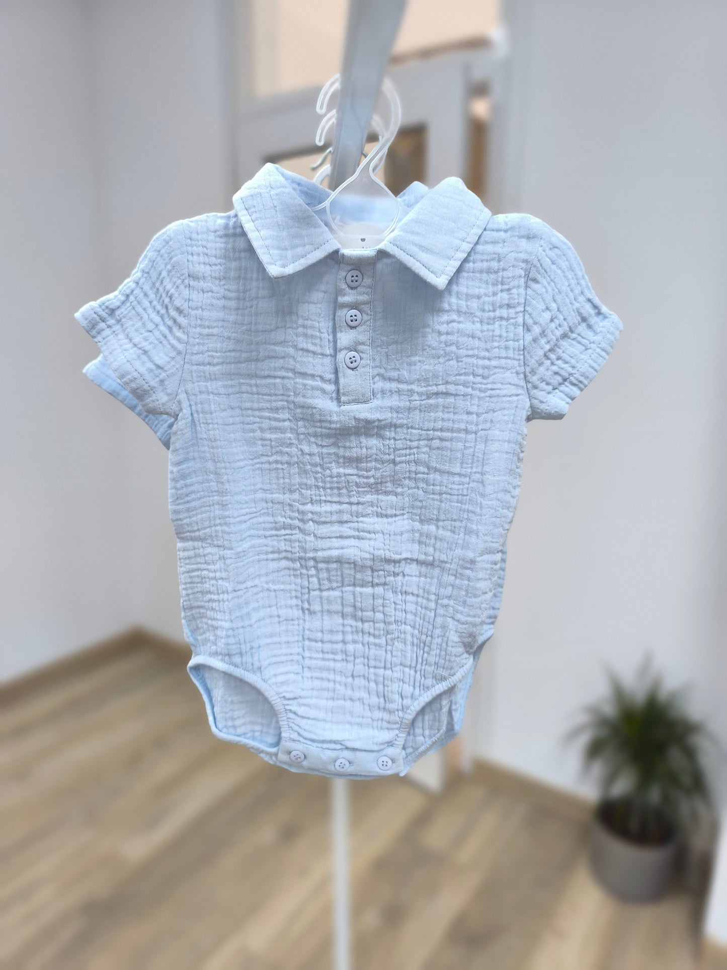Pelele de bambula celeste con cuello de camisa
