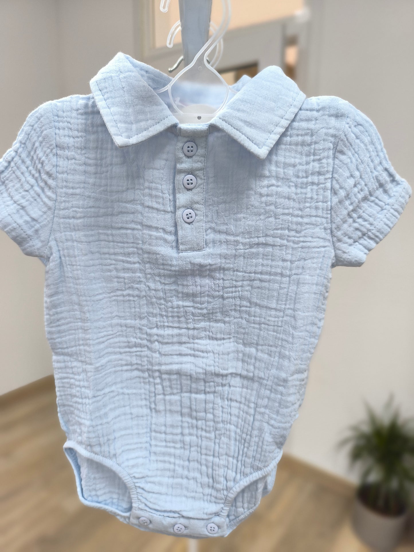 Pelele de bambula celeste con cuello de camisa