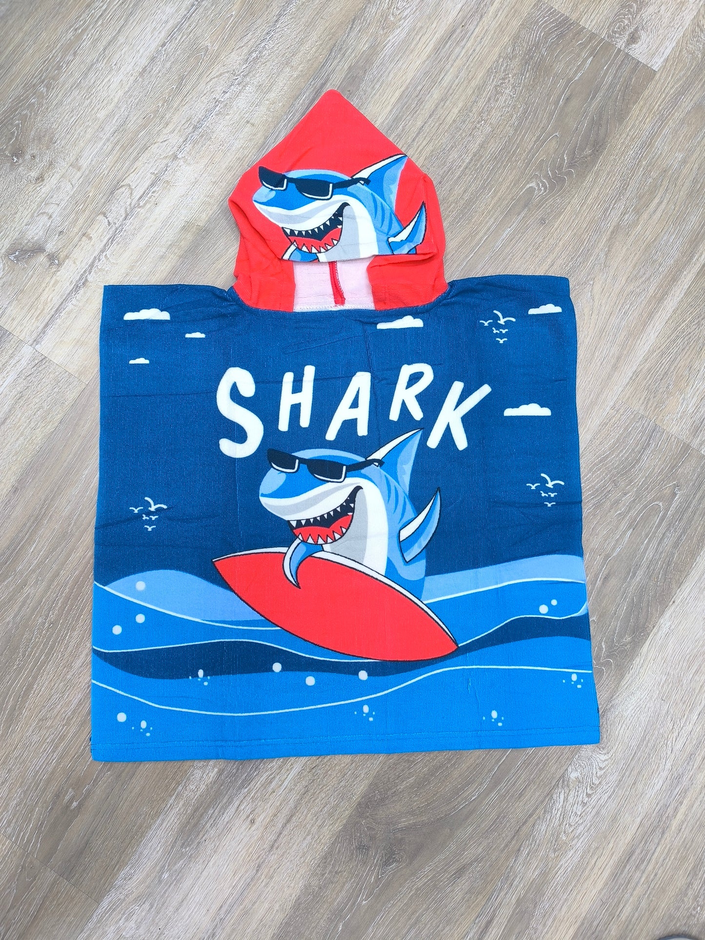 Toalla poncho con gorro para niño – Tiburón surfero azul | Ligera, divertida y de secado rápido (60x120 cm)