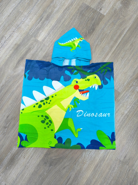 Toalla poncho con gorro para niño – Dinosaurio verde en la selva | Ligera, divertida y de secado rápido (60x120 cm)