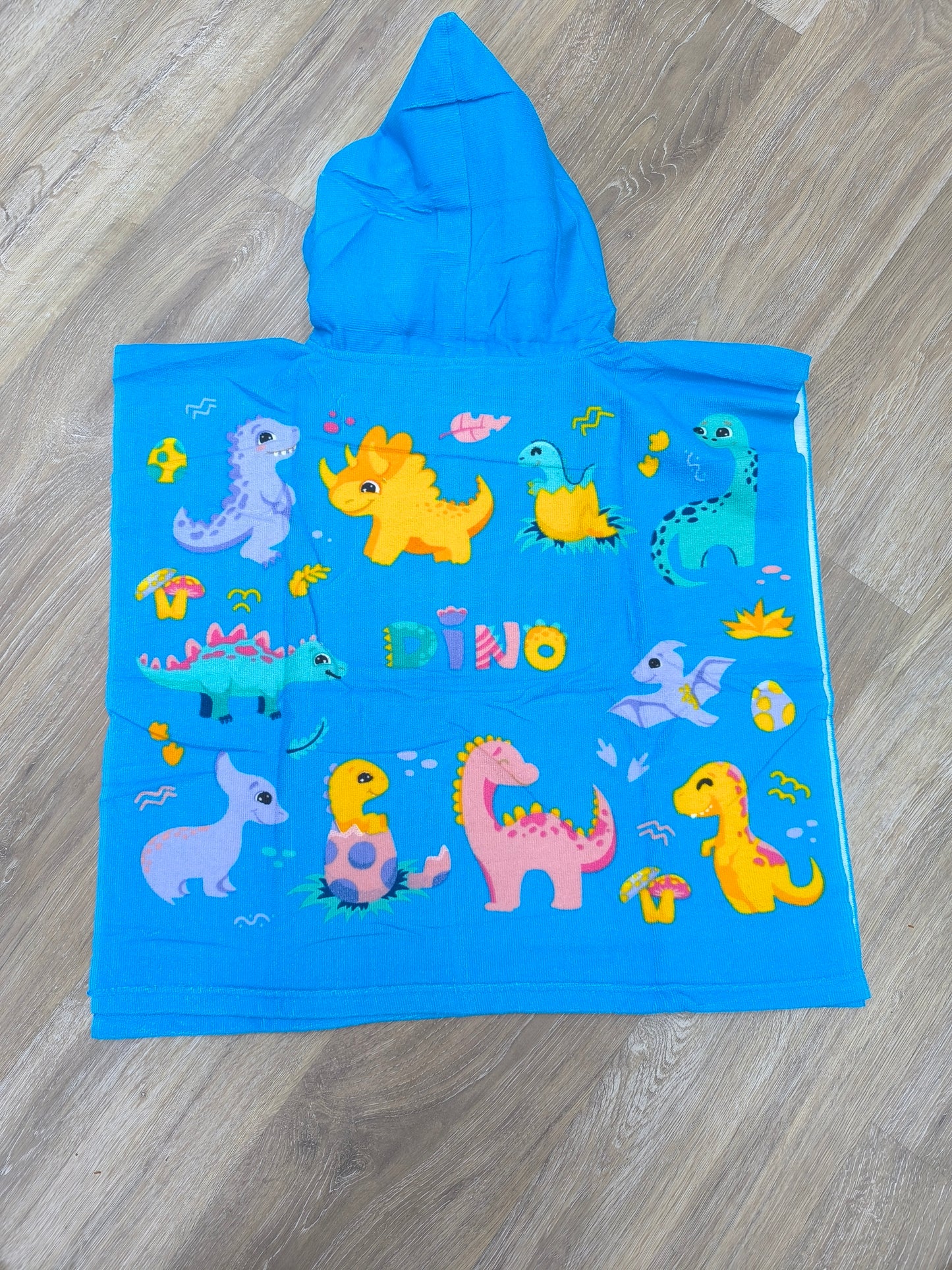 Toalla poncho con gorro para niño – Dinosaurios de colores | Ligera, divertida y de secado rápido (60x120 cm)