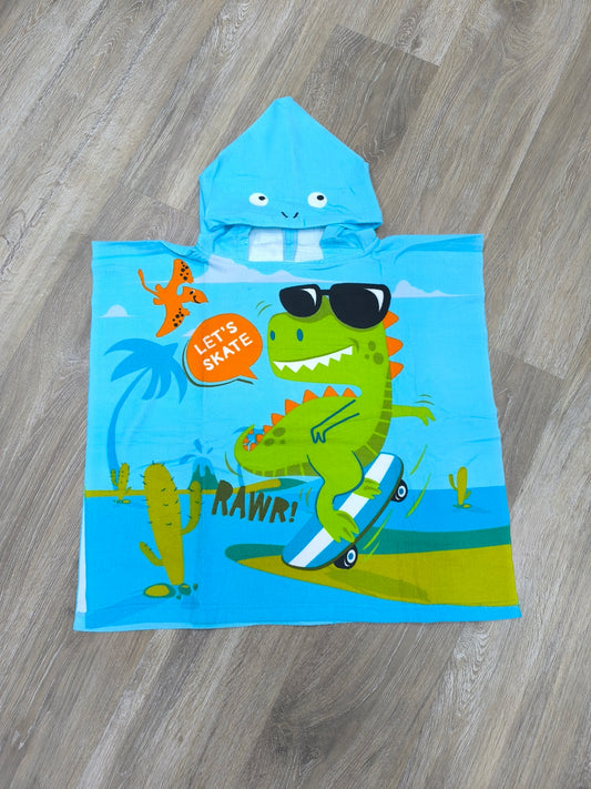 Toalla poncho con gorro para niño – Dinosaurio skater azul | Ligera, divertida y de secado rápido (60x120 cm)