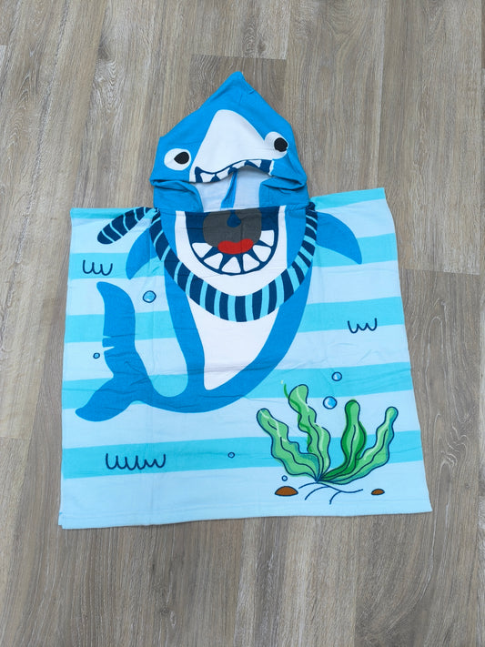 Toalla poncho con gorro para niño – Tiburón divertido azul | Ligera, llamativa y de secado rápido (60x120 cm)