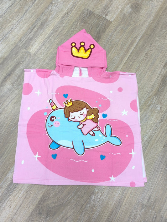 Toalla poncho con gorro para niña – Princesa sobre ballena azul | Suave, ligera y de secado rápido (60x120 cm)