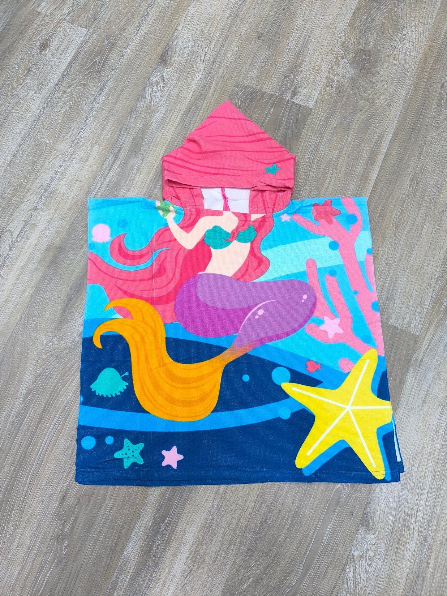 Toalla poncho con gorro para niña – Sirena mágica | Efecto sirena, ligera y de secado rápido (60x120 cm)