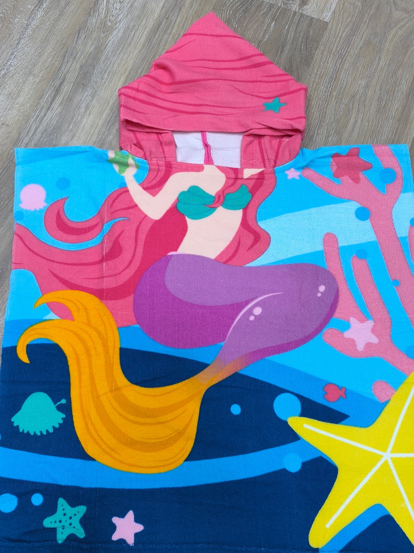 Toalla poncho con gorro para niña – Sirena mágica | Efecto sirena, ligera y de secado rápido (60x120 cm)