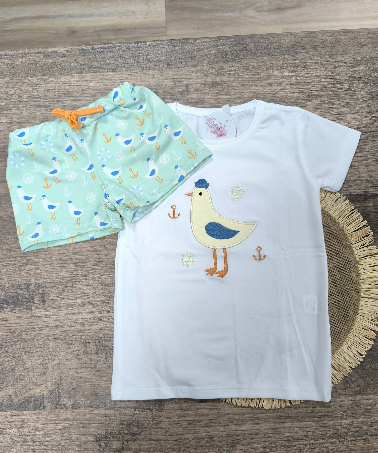 Conjunto de baño de gaviota para niño con camiseta blanca y boxer estampado