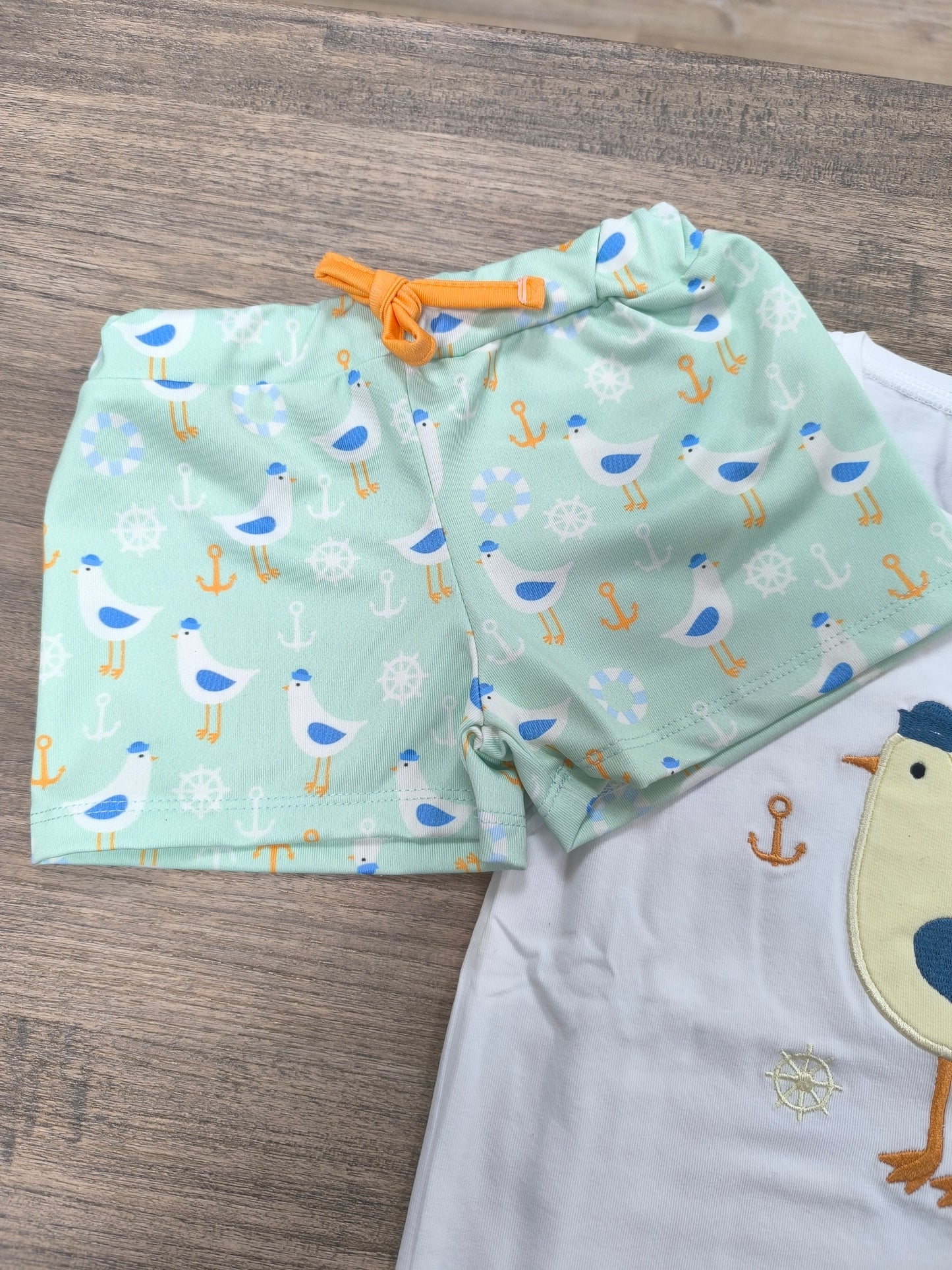 Conjunto de baño de gaviota para niño con camiseta blanca y boxer estampado