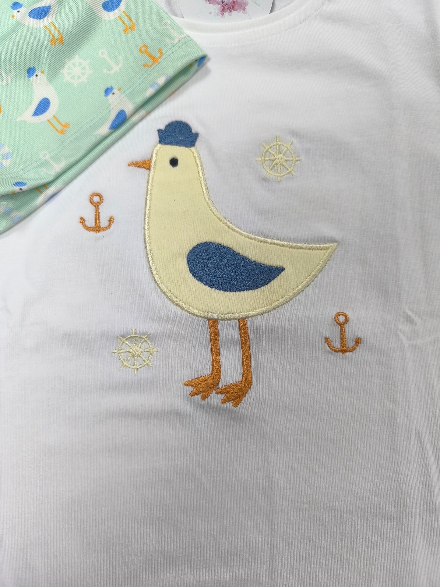Conjunto de baño de gaviota para niño con camiseta blanca y boxer estampado